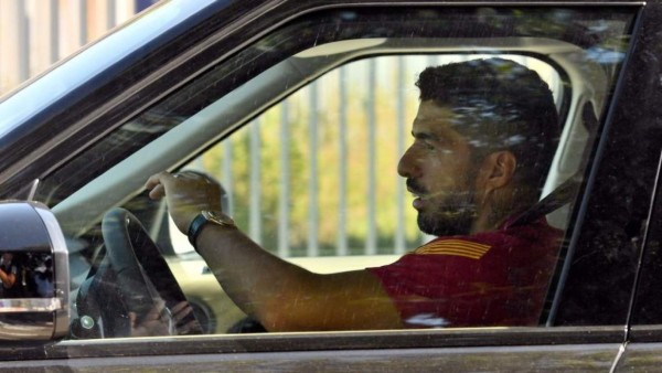 Luis Suárez se despidió entre lágrimas de los futbolistas del Barcelona
