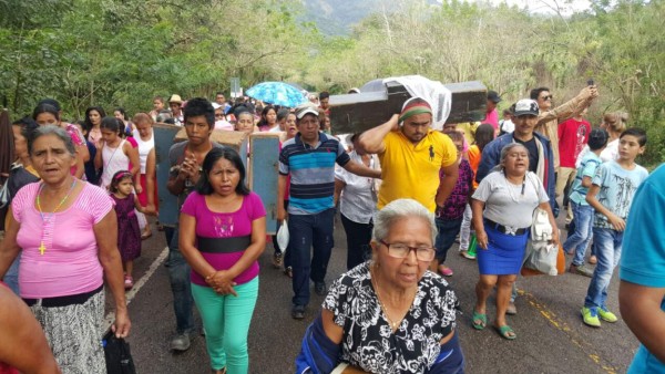 Feligreses celebran al Cristo Negro y la Virgen de Lourdes en Santa Bárbara