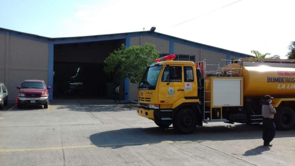 Inmediatamente de recibir la alerta el Cuerpo de Bomberos envió varias unidades a la zona.