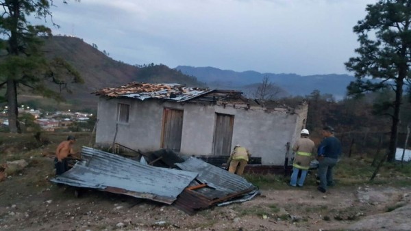 Viento y lluvia dañan viviendas en Gracias y Talanga