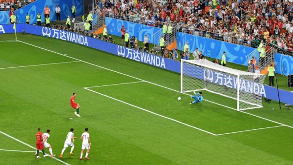 Cristiano Ronaldo dispara y en buen portero iraní atajó. Foto cortesía Fifa