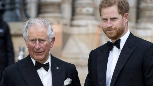 El Príncipe Carlos quiere reparar su relación con su hijo Harry