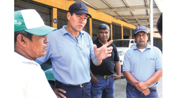 Burocrátas de Nicaragua visten con camisetas para ahorrar energía