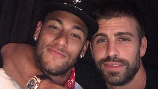 Neymar regresa a Barcelona y le devuelve el 'se queda' a Piqué