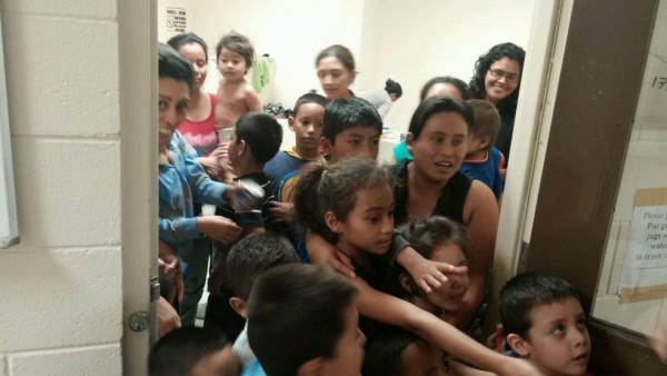 Menores migrantes hondureños son enviados a tres albergues de EUA