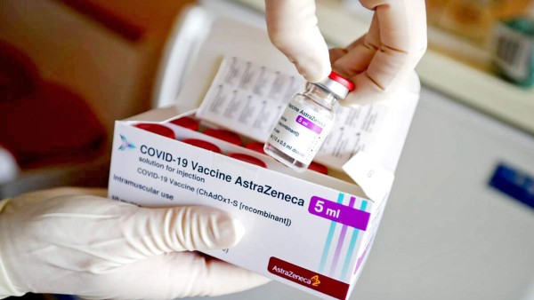 Frasco de la vacuna de AstraZeneca que ha sido utilizada para inmunizar al personal de Salud en Honduras.
