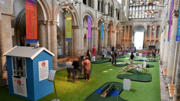 Una catedral británica instala un minigolf para atraer fieles