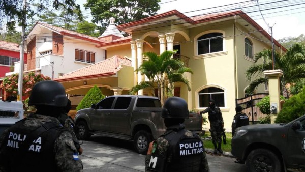 Aseguran 32 bienes y 15 carros a policías hondureños extraditados a EUA