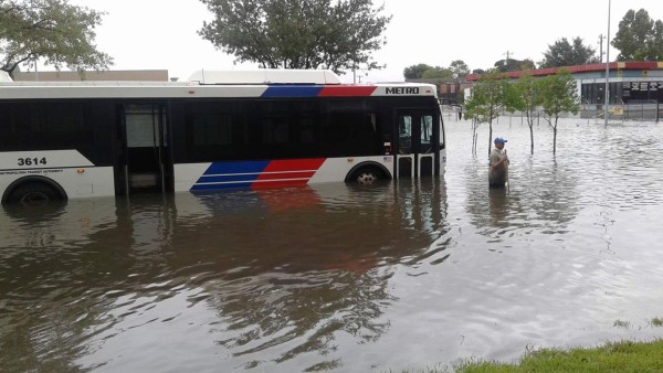 Las imágenes de los hondureños afectados por inundaciones en Houston