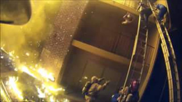 Video: bombero atrapa a niña lanzada de un edificio en llamas