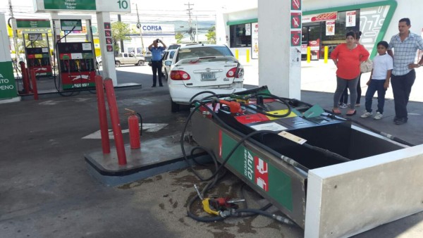 Otra conductora impacta contra bomba de gasolinera de SPS