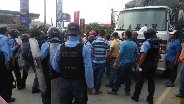 Conductores provocan caos en bulevar del este de San Pedro Sula