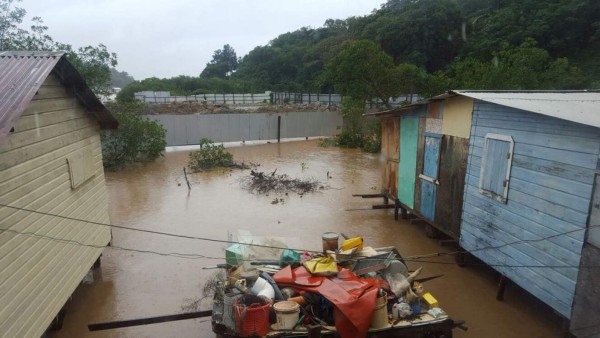 Lluvias destruyen e inundan viviendas en Islas de la Bahía