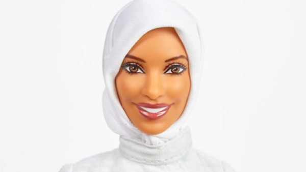 Barbie se pone el hiyab para honrar a atleta olímpica