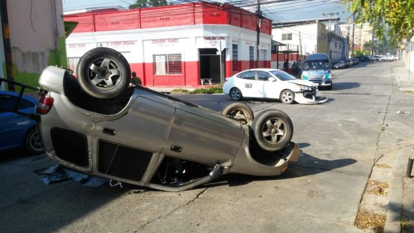 Camioneta vuelca tras colisionar con taxi