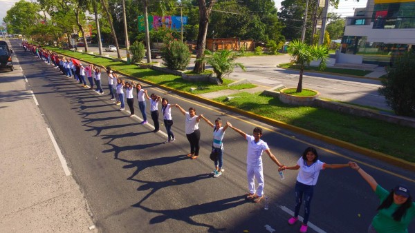 Tomados de la mano, más de 10 mil hondureños le dicen sí a la vida
