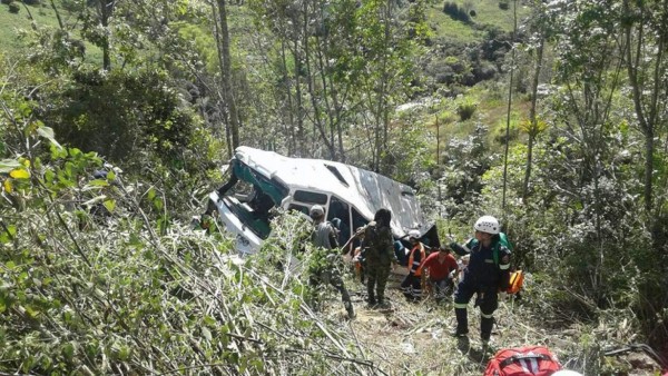 Tres muertos y 13 heridos al caer autobús a abismo en el centro de Colombia