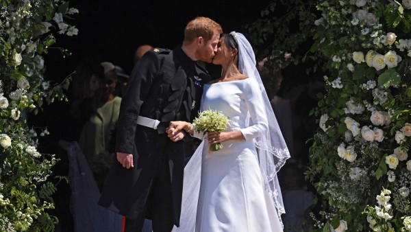 Windsor (United Kingdom), 19/05/2018.- Britain's Prince Harry (L) and Meghan Markle (R) kiss as they exit St George's Chapel in Windsor Castle after their royal wedding ceremony, in Windsor, Britain, 19 May 2018. The couple have been bestowed the royal titles of Duke and Duchess of Sussex on them by the British monarch. (Duque Duquesa Cambridge) EFE/EPA/NEIL HALL / POOL