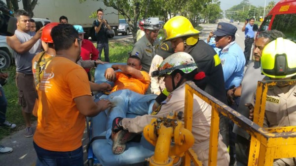 Bomberos rescatan a hombre que estaba a punto de caer en cables de alta tensión
