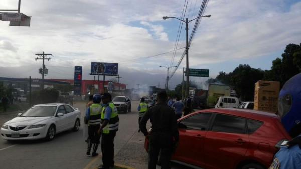 Conductores provocan caos en bulevar del este de San Pedro Sula