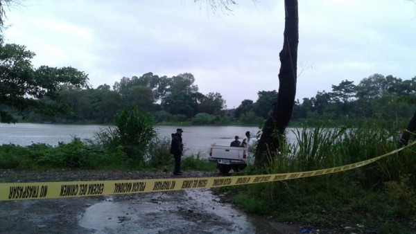 Al lado de su vehículo dejan cadáver de hombre en La Ceiba