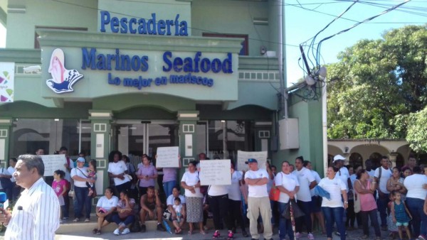Empleados de una pescadería asegurada protestan en La Ceiba