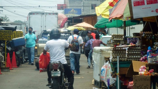 Compradores abarrotan mercados sampedranos en busca de víveres