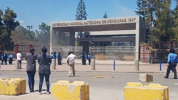 Supuestos estudiantes de la UNAH se enfrentan a policías