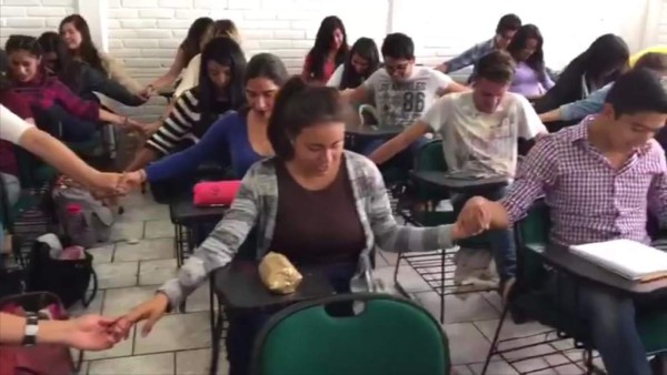 La oración masiva de estos alumnos para aprobar su examen final