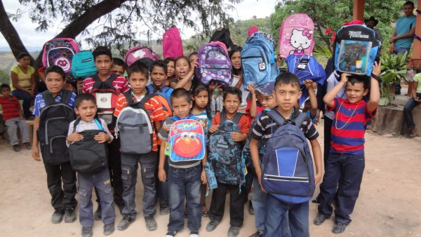 Trae sonrisas desde EUA a niños pobres de Honduras