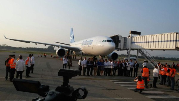 Aterriza en Honduras el primer vuelo directo desde España