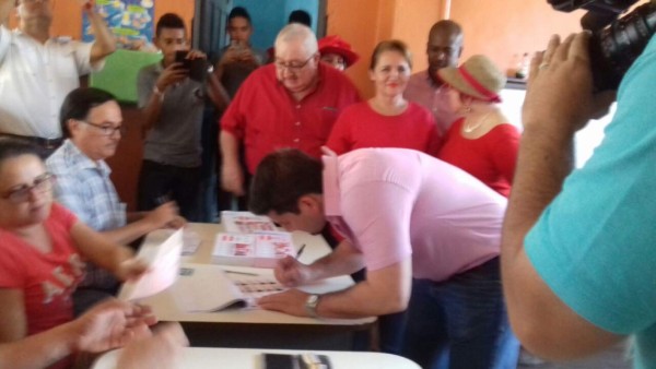 Precandidato a diputado arranca suspiros en La Ceiba