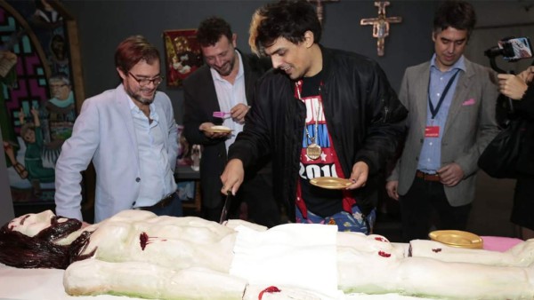 Ministro argentino se disculpa por comerse 'Cristo' de pastel