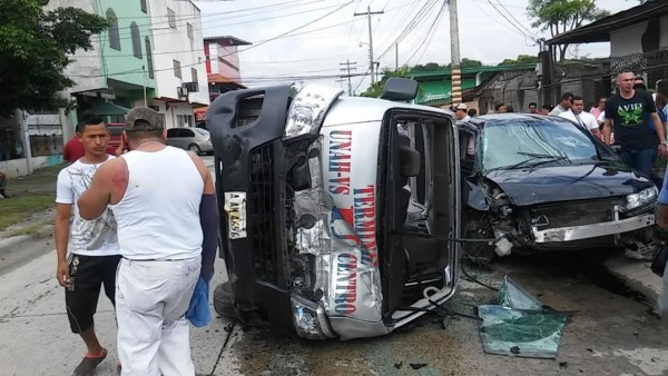 Choque entre busito y turismo deja varios heridos en San Pedro Sula