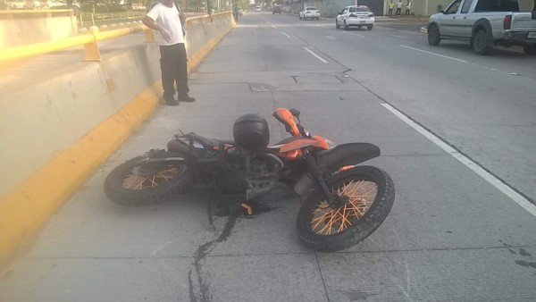 Video: Taxi embiste a motociclista en Bulevard del Sur en San Pedro Sula