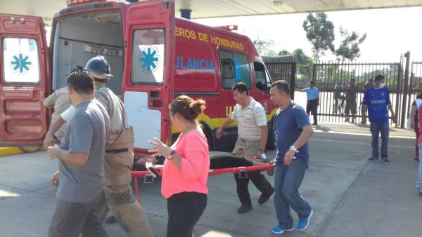 Hospitalizan a 36 personas por inhalar gases tóxico