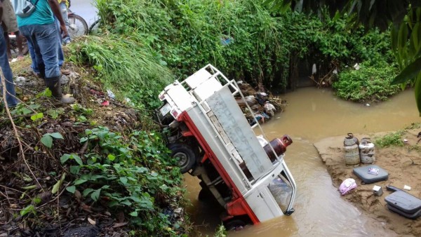 Carro repartidor cae en una quebrada en La Ceiba, Atlántida