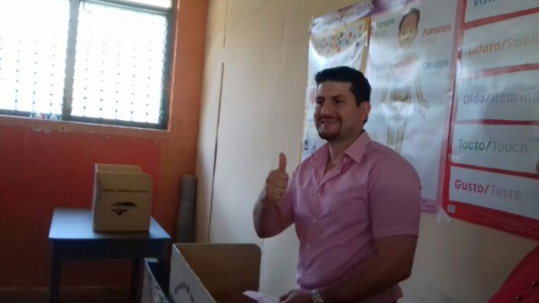 Precandidato a diputado arranca suspiros en La Ceiba