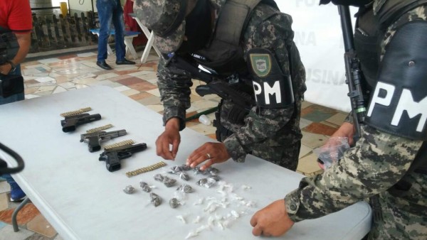 Capturan a cuatro hombres con supuesta droga en San Pedro Sula