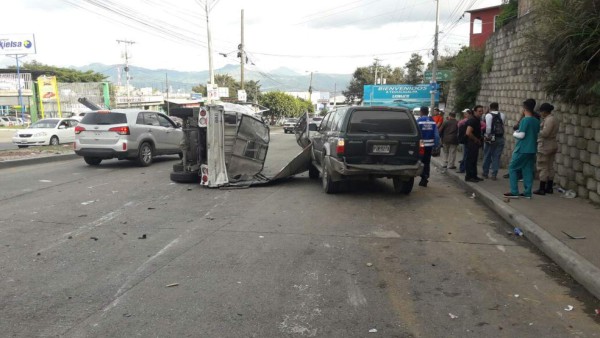 Rastra sin frenos choca con varios vehículos y deja un muerto