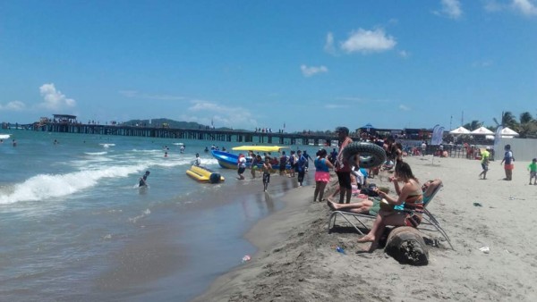 Agradable ambiente se disfruta en las playas de Tela, Atlántida