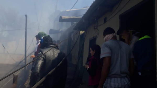 Niña muere en voraz incendio que consumió siete casas en Tegucigalpa