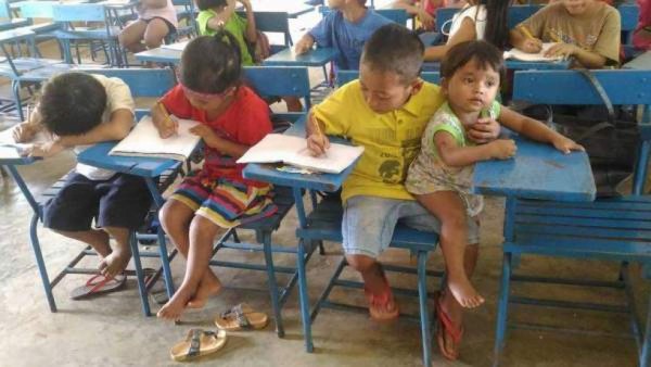 Foto de niño filipino que asiste a clase con su hermanita se vuelve viral