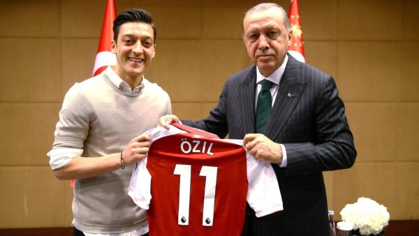 Foto entre Ozil y Erdogan es incitadora para la adjudicación de la Euro 2024 a Turquía, denuncian en Alemania