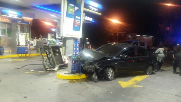 Vehículo impacta con gasolinera en San Pedro Sula