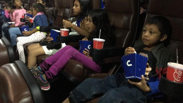 Menores de El Ocotillo en el interior del cine.