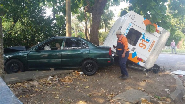 Tres personas heridas deja choque entre ambulancia y turismo