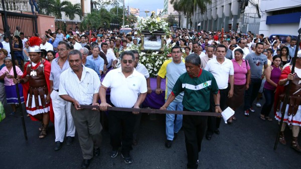 Sampedranos muestran su fe en procesión del Santo Entierro