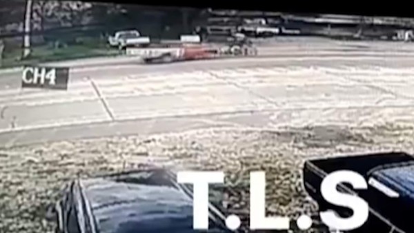 Captan en video el momento en el que un vehículo impacta con una moto y se fuga