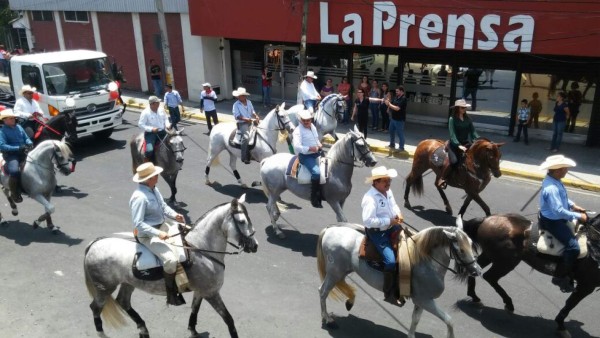 Desfile hípico de la Agas encanta a los sampedranos